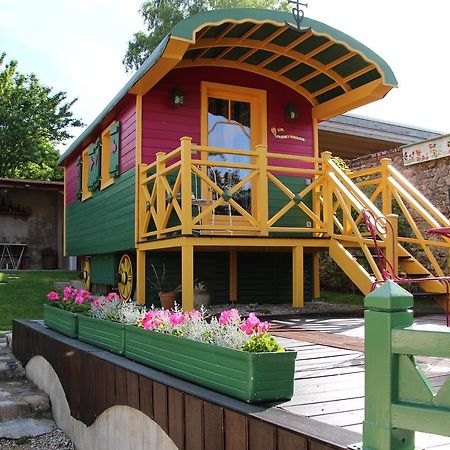Romery  Roulotte La Dominique B&B 외부 사진