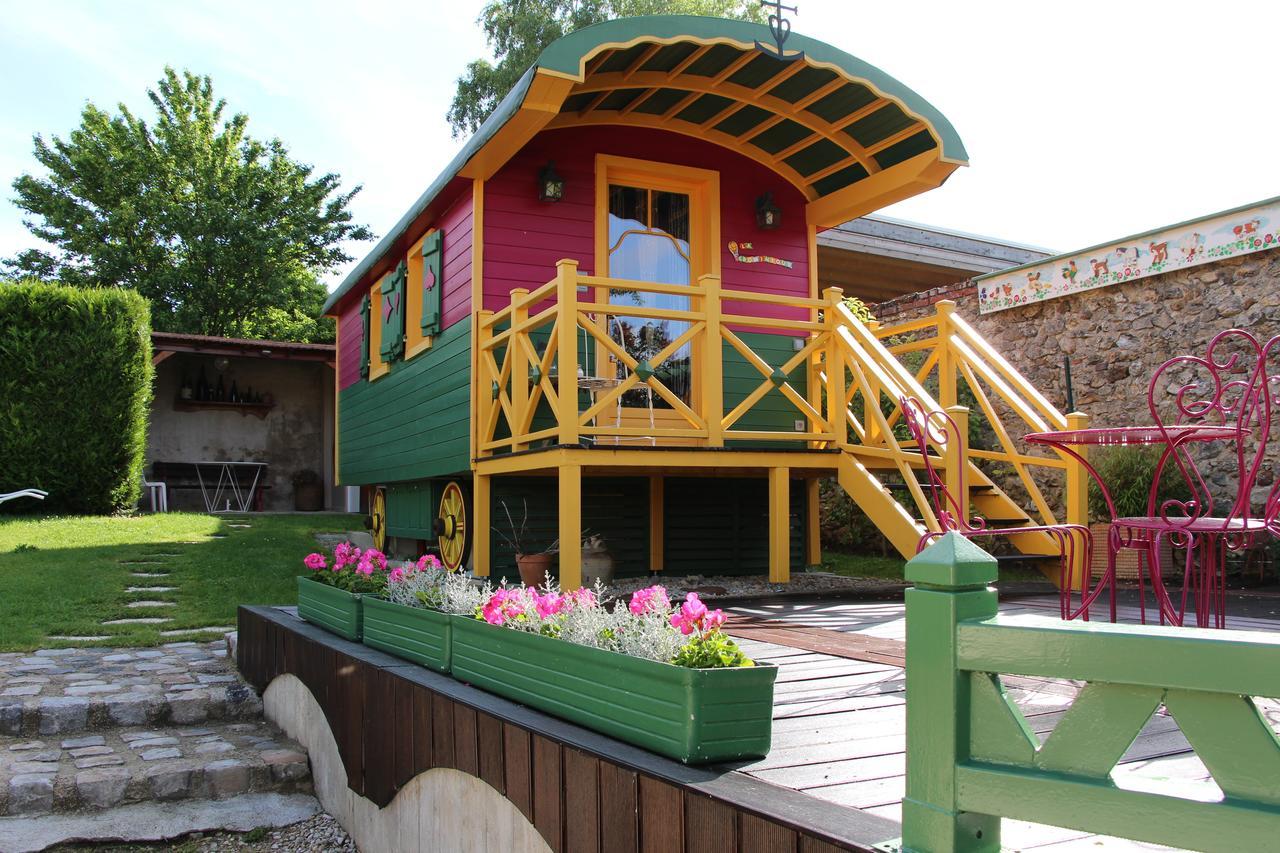 Romery  Roulotte La Dominique B&B 외부 사진