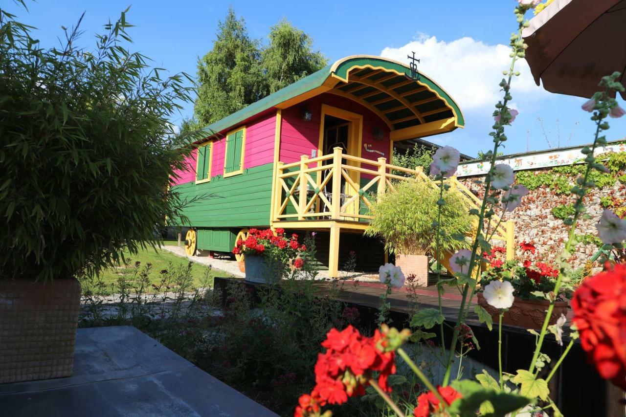 Romery  Roulotte La Dominique B&B 외부 사진