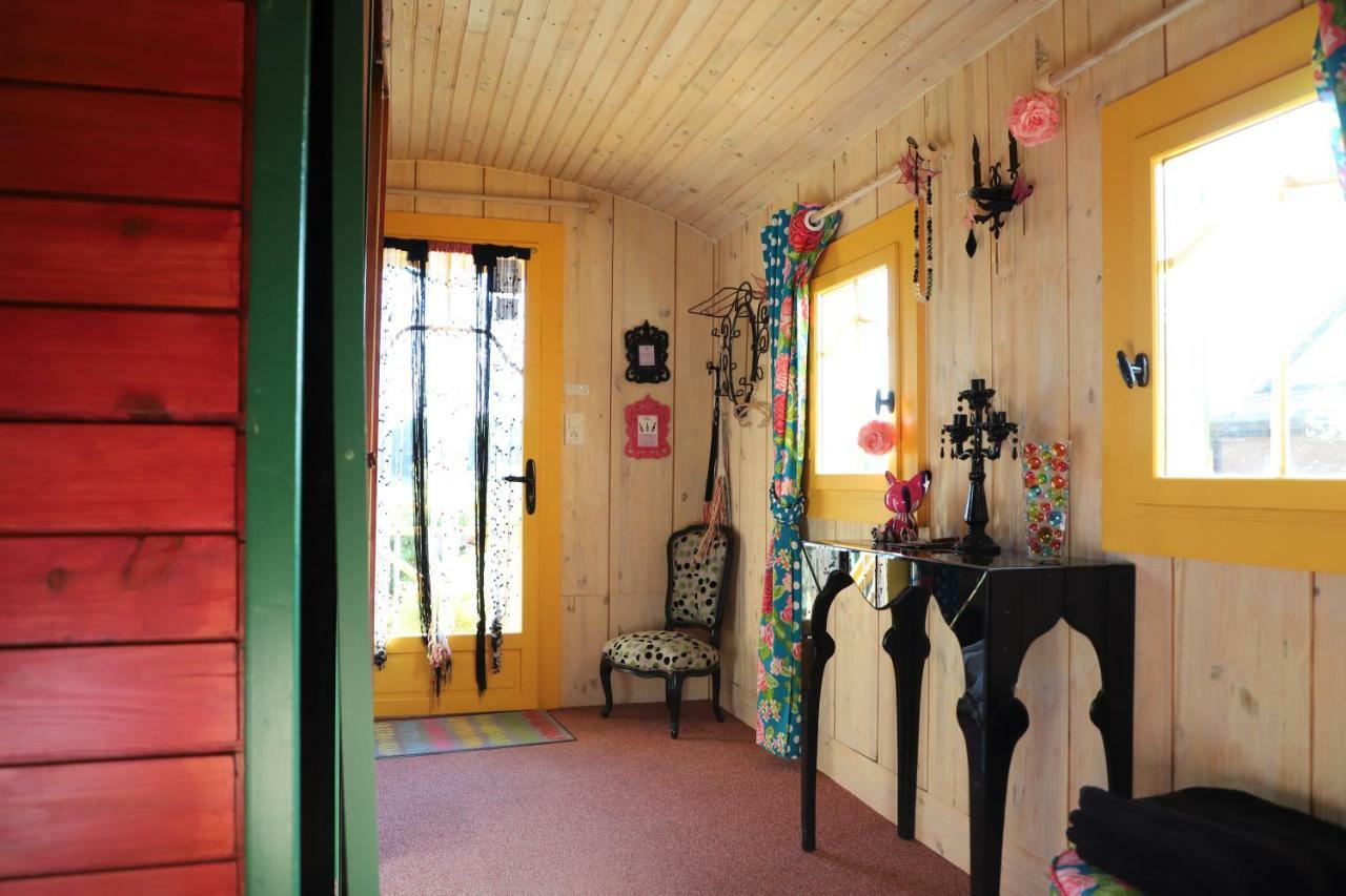 Romery  Roulotte La Dominique B&B 외부 사진